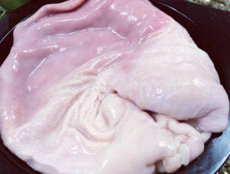 Rửa dạ dày heo chỉ thêm muối? Không có gì ngạc nhiên khi càng rửa càng bẩn,  dạy bạn 1 mẹo có ích hơn nhiều
